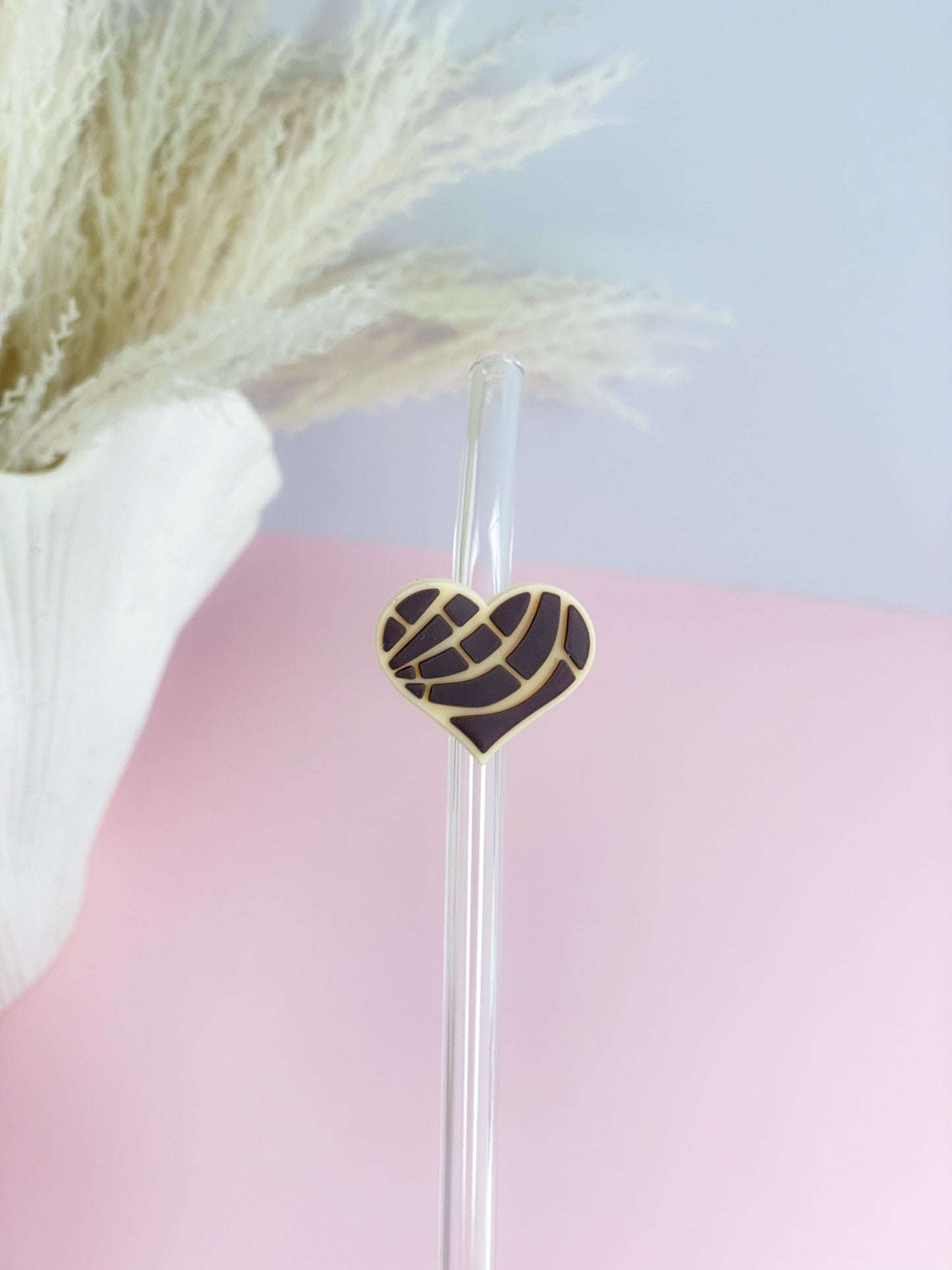 Concha Hearts Straw Charms